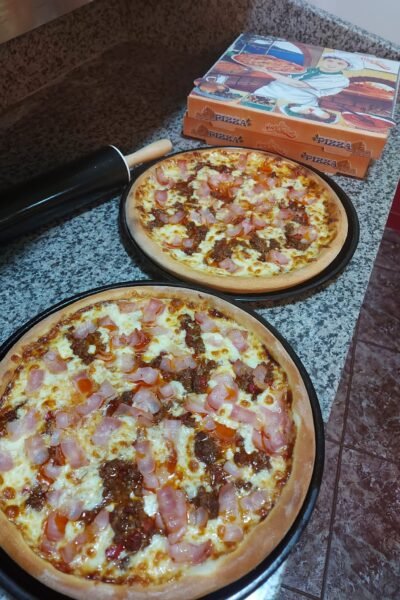 Pizzas Carbonara en mesa elaboración (1)